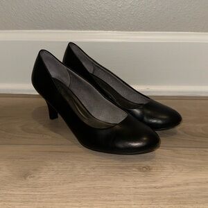 EUC Life Stride Soft System Brand Black Medium Low high Heels Pumps Size 9.5